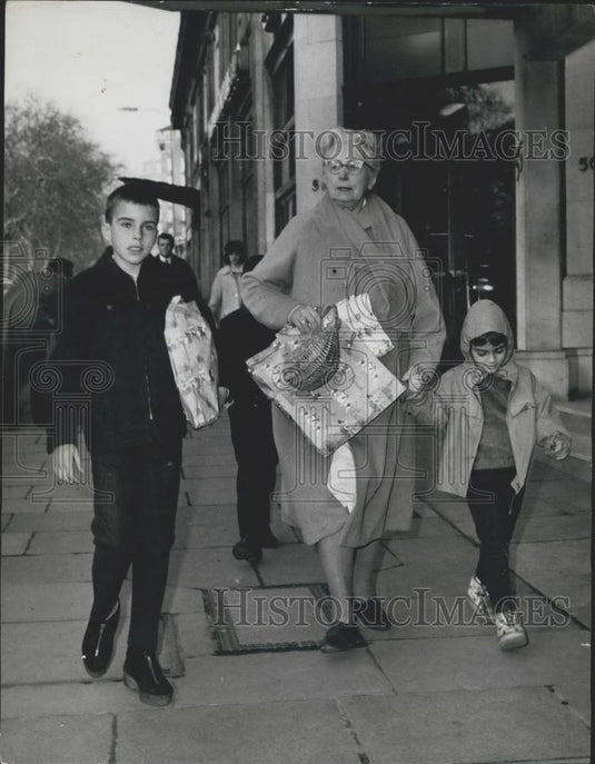 1962 Press Photo Elizabeth Taylor's Children Go Shopping in London - Historic Images