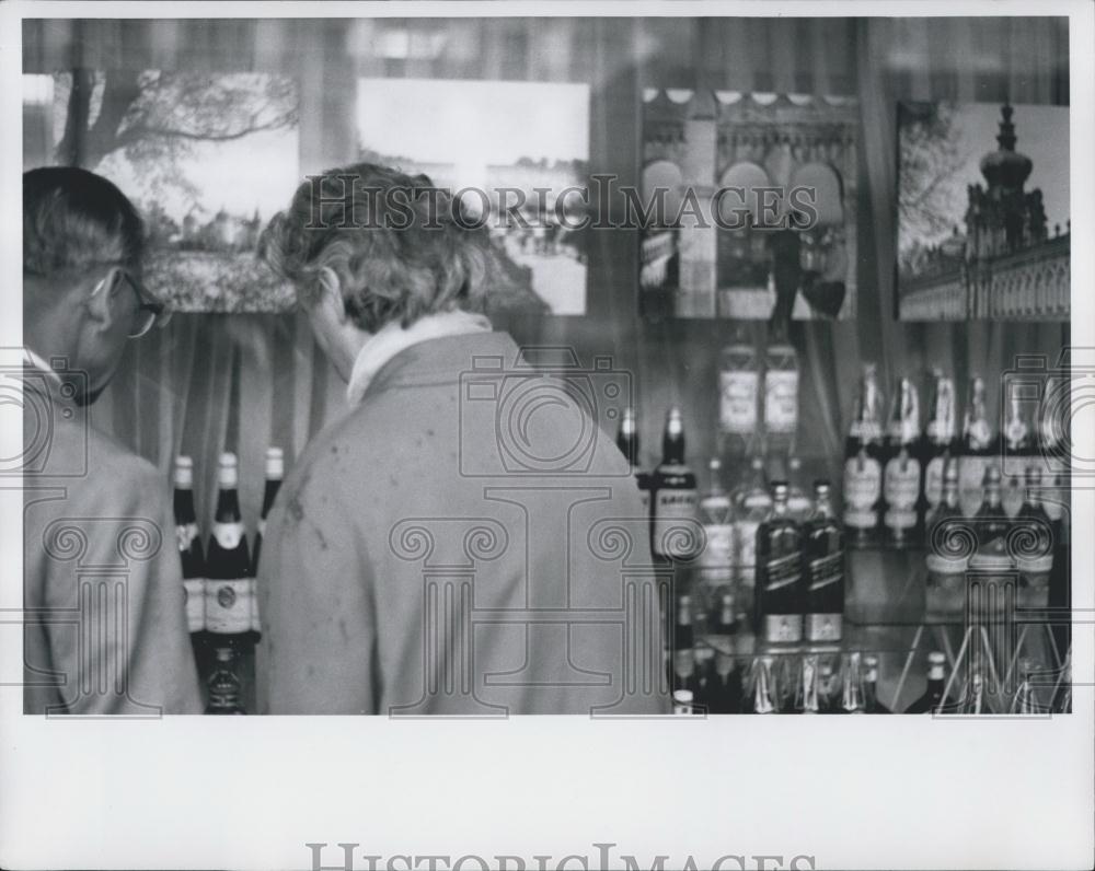 Press Photo East Berlin DDR Liqueur Store - Historic Images