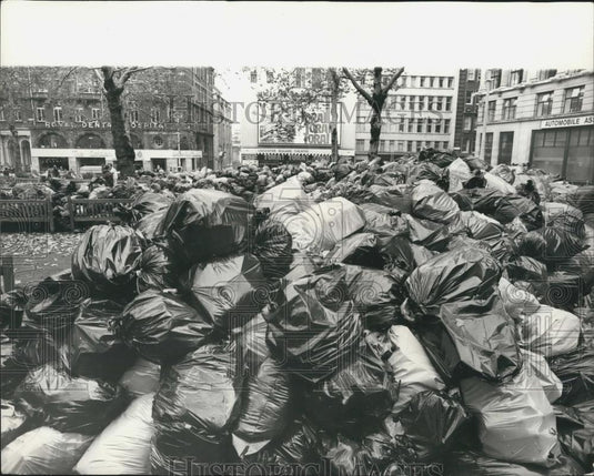 1970 Press Photo Rubbish Piles Updue to the 'dirty jobs' strike in London - Historic Images