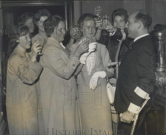 1962 Press Photo Stirling Moss Grateful to be Out of Atkinson Morley's Hospital - Historic Images