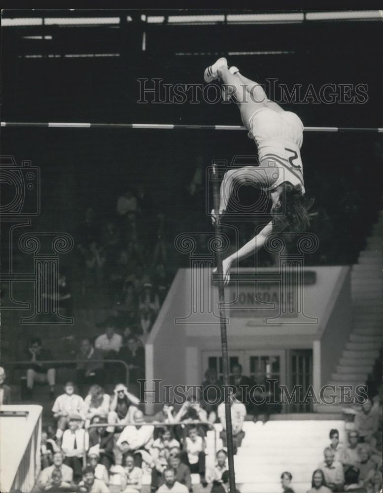 1970 Press Photo Britain-E Germany Michael Bull Wins Pole Vault Vs Wolfgang Nord - Historic Images