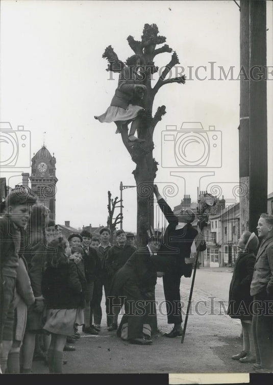 Press Photo Miss Gillian Fraser made the Tuitiman really earn his kiss - Historic Images