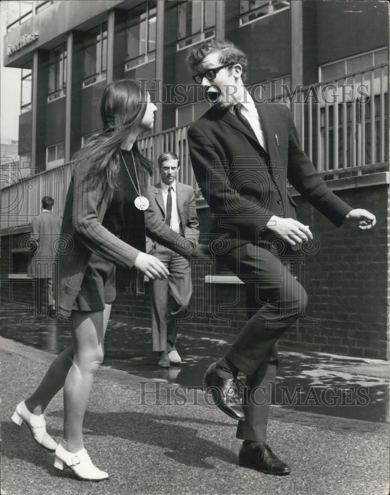 1970 Press Photo Young lady pinches a man bottom - Historic Images