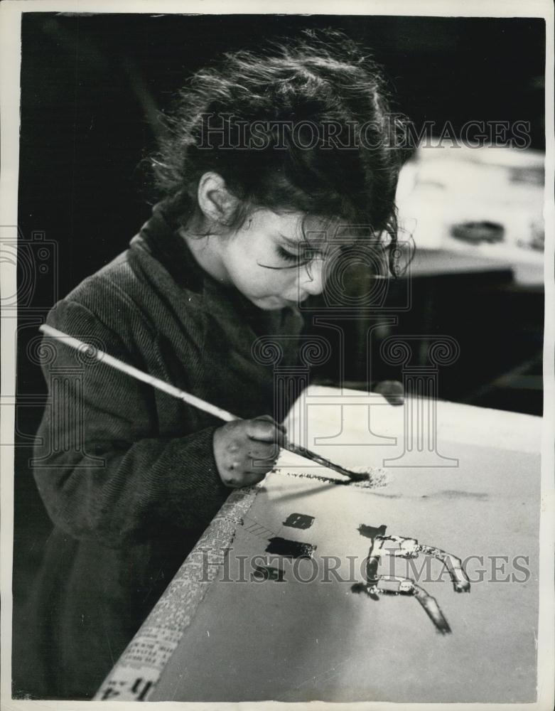 Press Photo YOUNGSTERS ATTEND THE ONE-PENNY PAINTING CLASS. - Historic Images