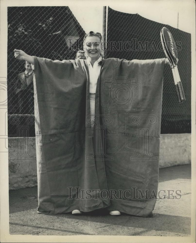 1956 Press Photo Darlene Hard wearing an Arabian Aloya at Sutton Hard Courts - Historic Images