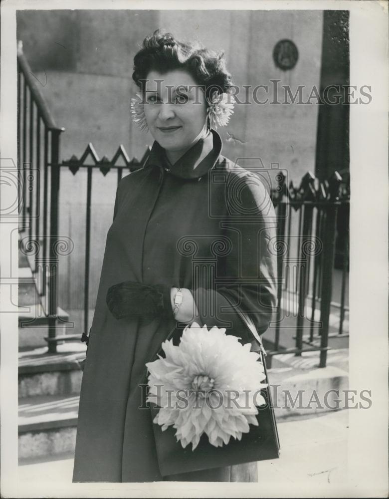 1958 Press Photo Mrs Dee Gilpin, Natioal Dahlia Society - Historic Images