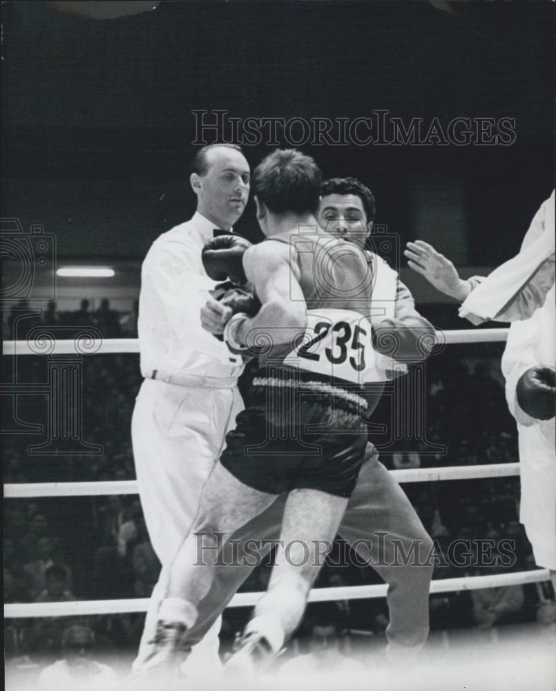 1964 Press Photo Tokyo Olympics Spanish Boxer Valentin Loren Attacking Referee - Historic Images