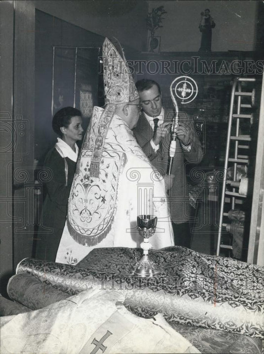 1962 Press Photo Ecumenical Council wardrobe checks - Historic Images