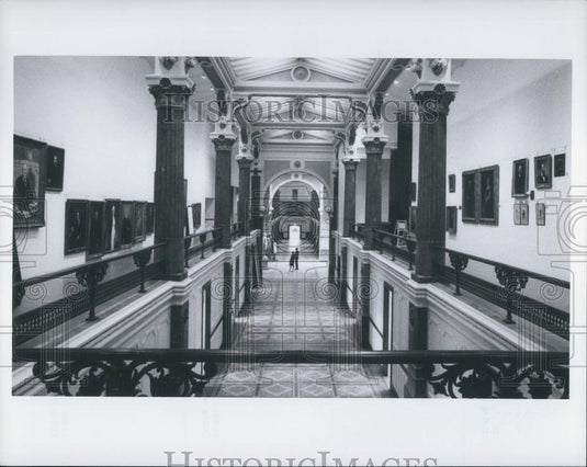 Press Photo Portraits in an art gallery - Historic Images