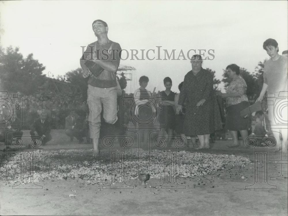 Press Photo man dancing and beating on drum - Historic Images