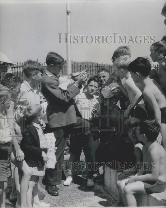 Press Photo John Swindells Writes Messages Home Sends Pet Carrier Pigeons - Historic Images
