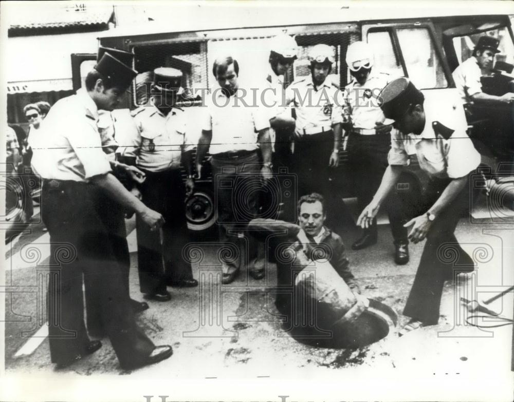 1976 Press Photo Gas Cylinder Brought Up From Sewer After Bank Robbery French - Historic Images