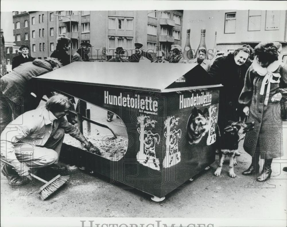 Press Photo Dog Toilets Around City of Duesseldorf West Germany - Historic Images