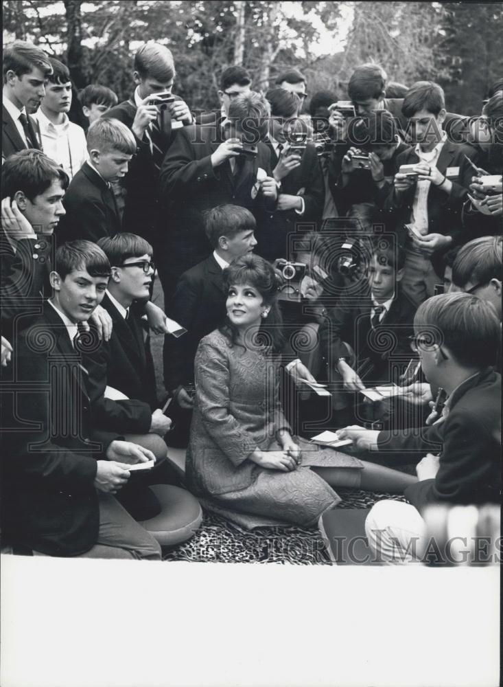 1969 Press Photo Gina Lollobrigida and American newsboys - Historic Images