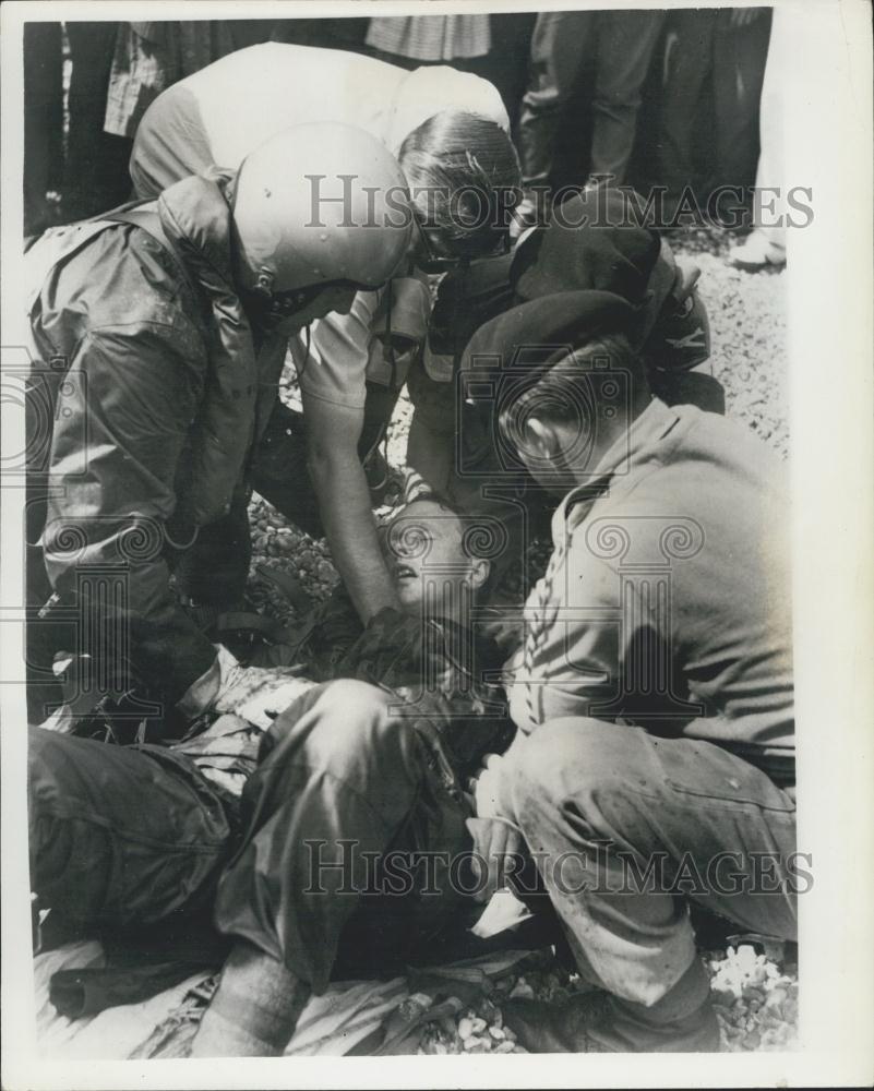 1964 Press Photo R.A.F. Helicopter Rescues Army Parachutist - Historic Images