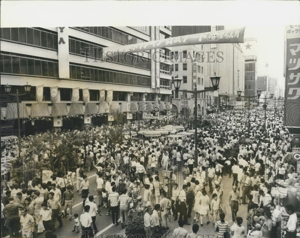 1970 Press Photo Pedestrians Walk Ginza Shopping District Tokyo Anti Pollution - Historic Images