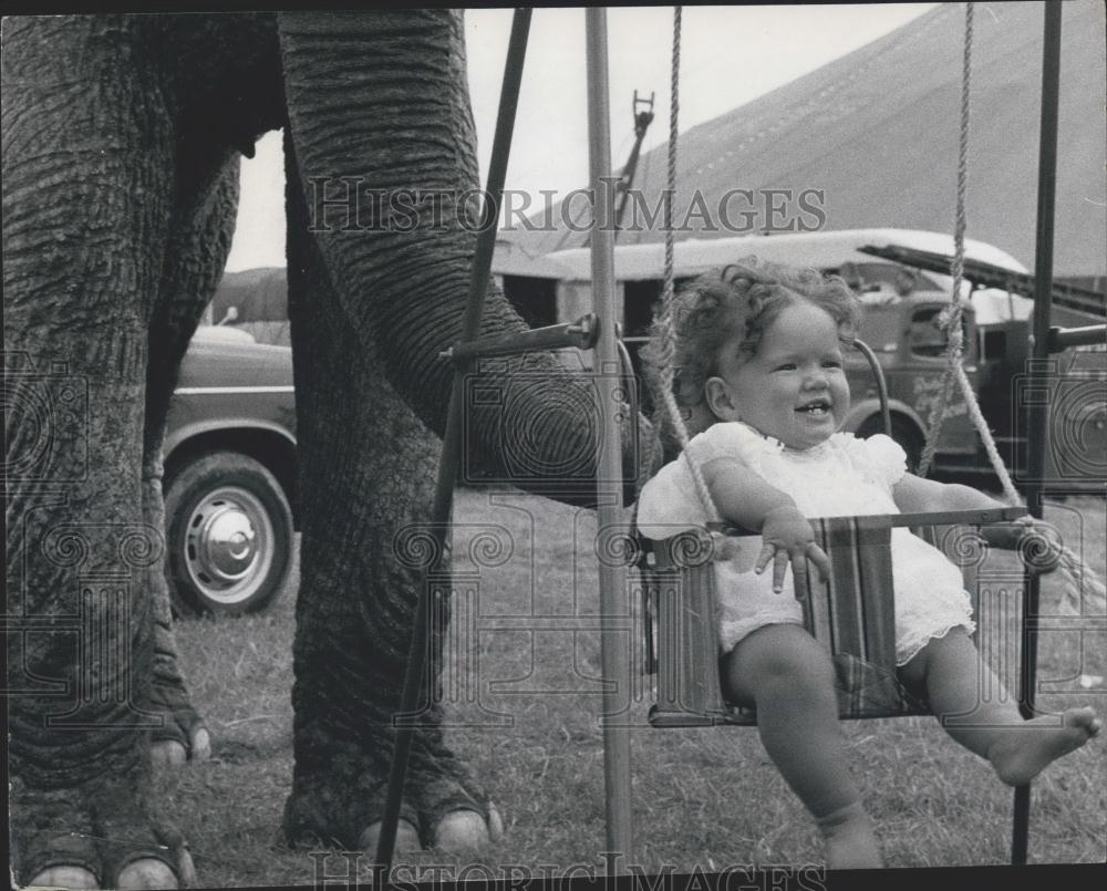 Press Photo Gabriella Smart and an elephant - Historic Images