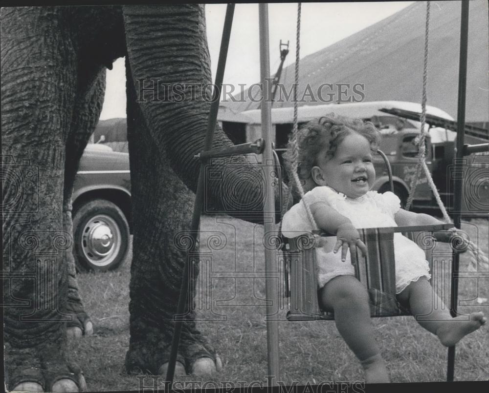 Press Photo Gabriella Smart and an elephant - Historic Images