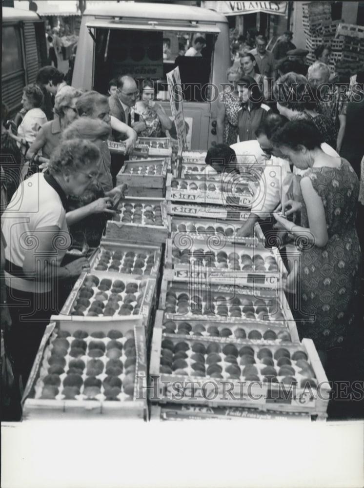 1968 Press Photo Housewives Buying Peaches in a Parisian Street - Historic Images