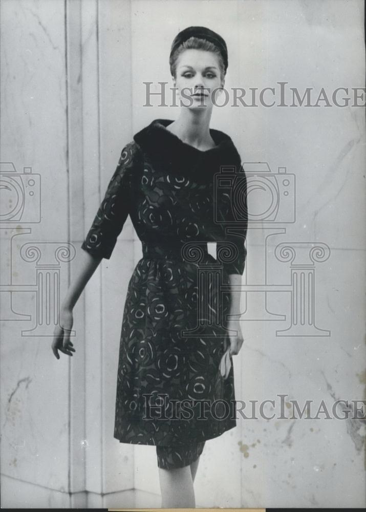 1960 Press Photo Ostergard Model With Dralon-Imprime-De-Luxe Fabric Dress - Historic Images