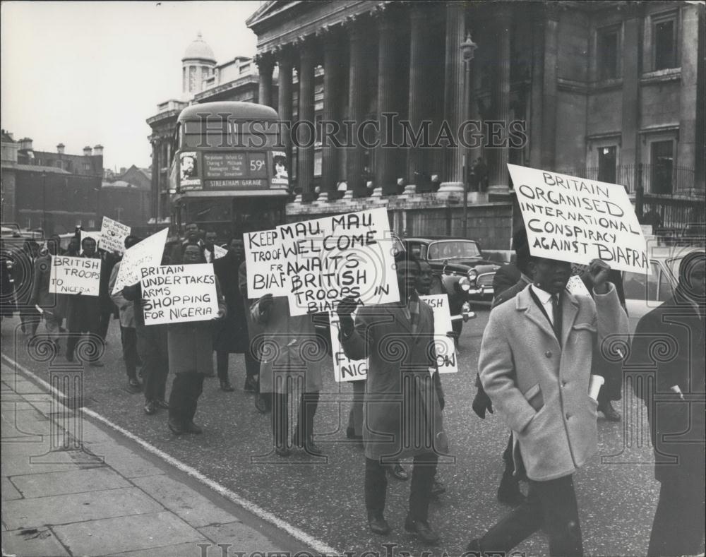 1968 Press Photo Biafrans Arms Protest March From Speakers Corner To 10 Downing - Historic Images