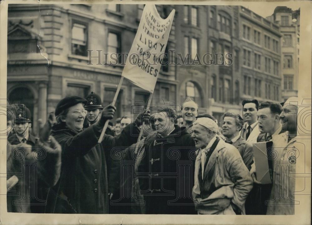 1956 Press Photo London Housewives March To Smithfield.. Jeering Porters - Historic Images