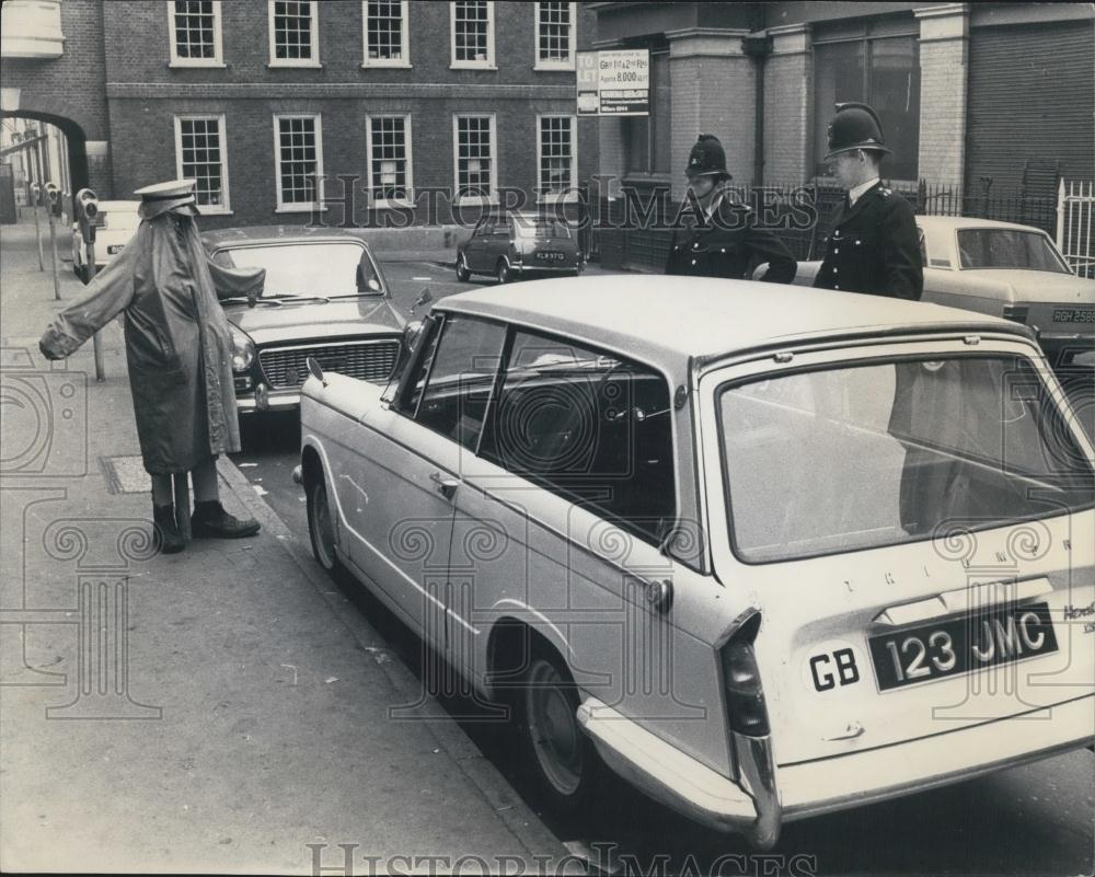 1967 Press Photo Imposter Goes Quietly After City &#39;Arrest&#39; - Historic Images