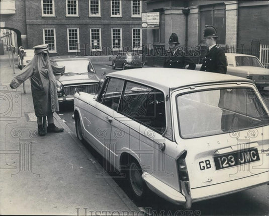 1967 Press Photo Imposter Goes Quietly After City 'Arrest' - Historic Images