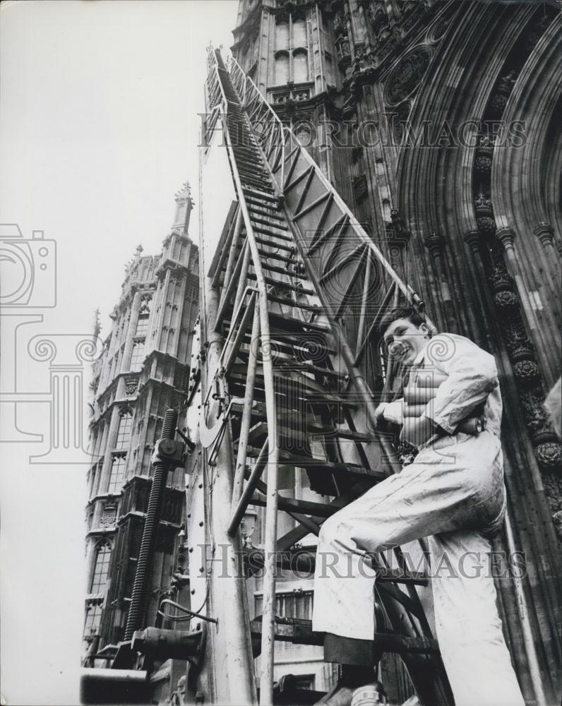 Press Photo Ray Ash Worker Bird Repellent Scarecrow Strip Victoria Tower - Historic Images