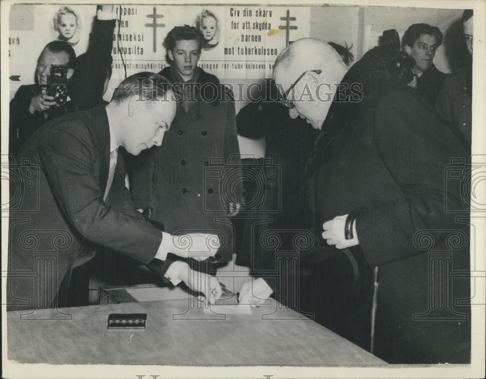 1956 Press Photo Finland President Paasikivi Votes During Election Helsinki - Historic Images