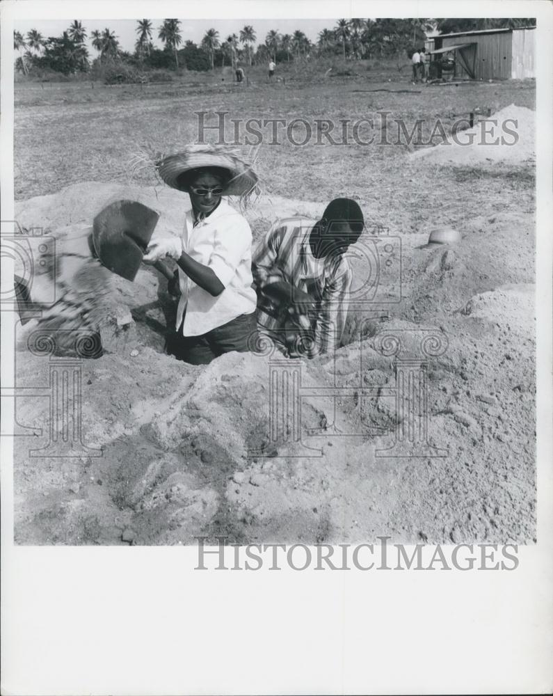 1964 Press Photo Operation Crossroads Africa building school for refugees - Historic Images