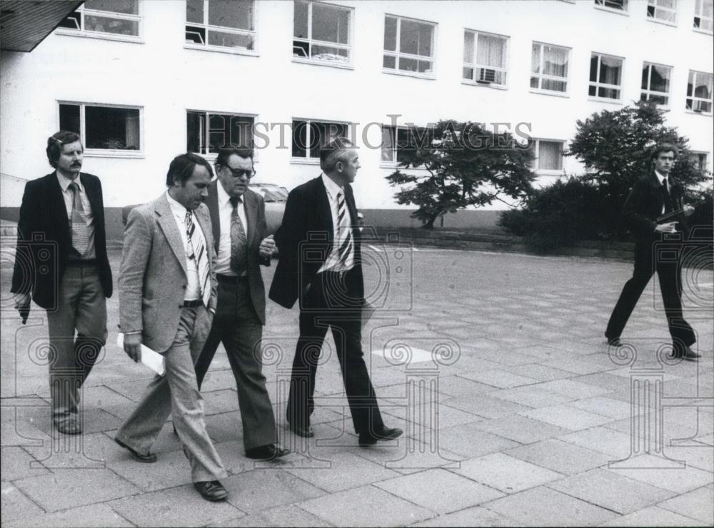 Press Photo Franz-Josef Straus Chairman of the CSU &amp; with Security Agents - Historic Images