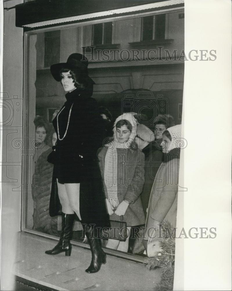 1970 Press Photo Maxi Coat, Femina Ladies Fashion Shop, Prague, Clothing - Historic Images