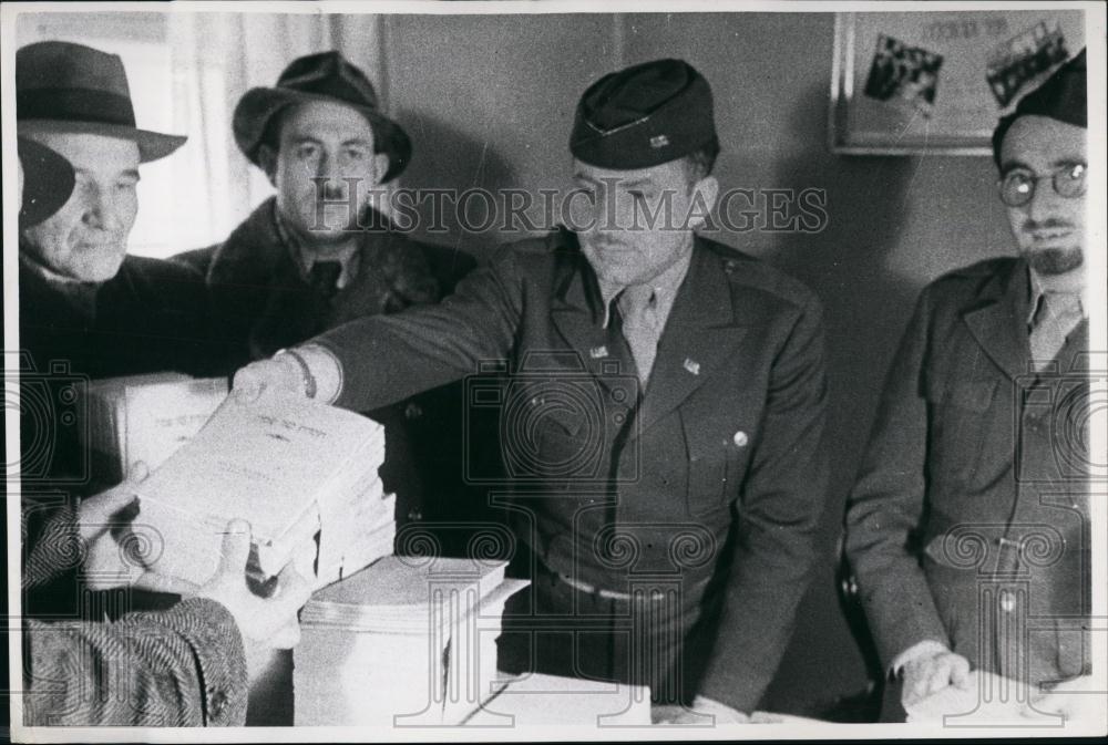 Press Photo German Officer Handing Out Pamphlets - Historic Images