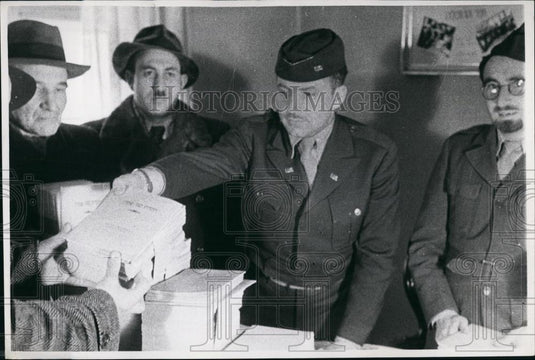 Press Photo German Officer Handing Out Pamphlets - Historic Images