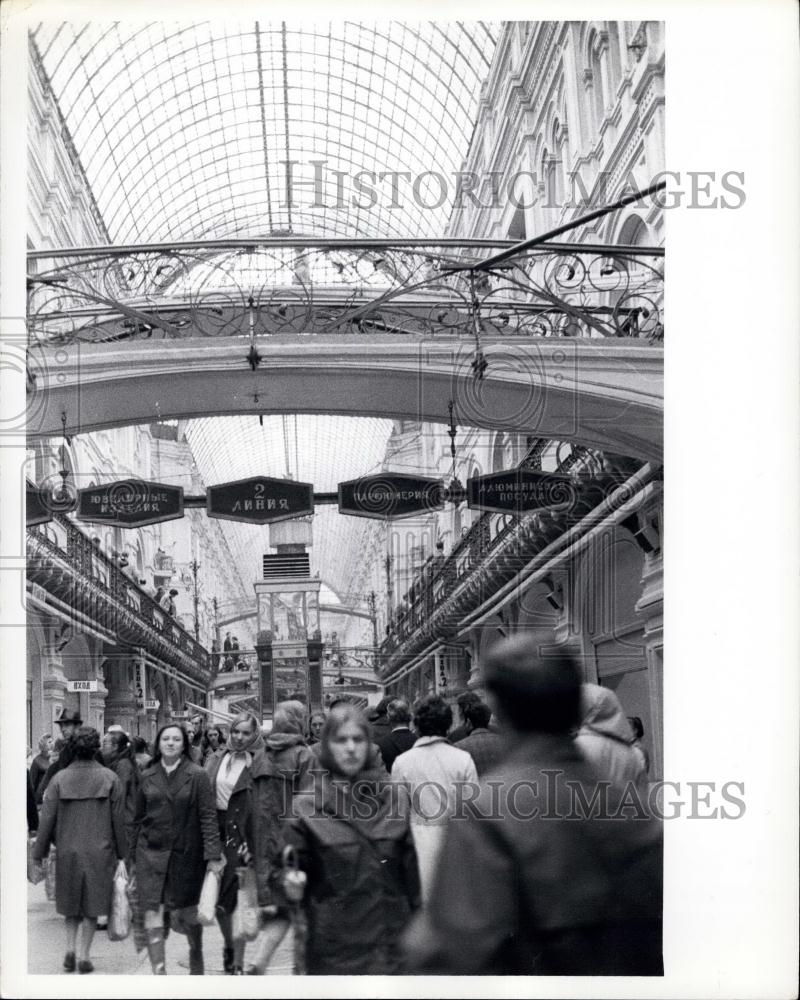 1971 Press Photo Moscow, U.S.S.R, Sept, 1971 Scene in Moscow&#39;s main department s - Historic Images