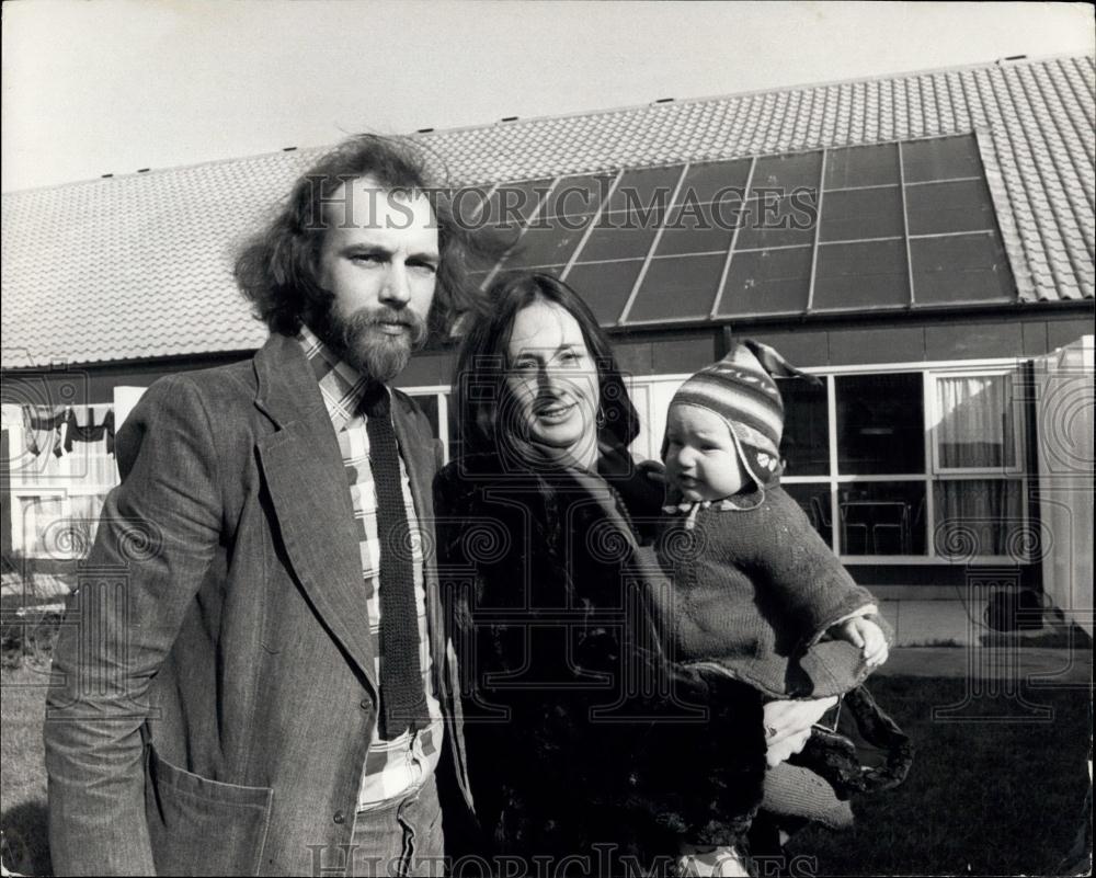 1975 Press Photo Mr., Mrs. Peter Martin, Solar Panels, Solar Heated House - Historic Images