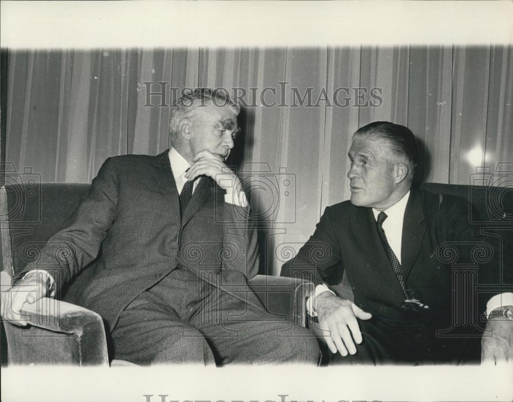 1967 Press Photo Governor George Romney Visiting Government Leader Woodcock - Historic Images