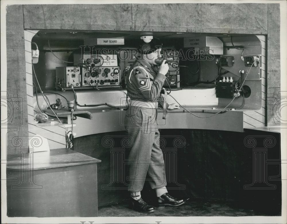 Press Photo Operational Display Of Military Electronic Equipment - Historic Images
