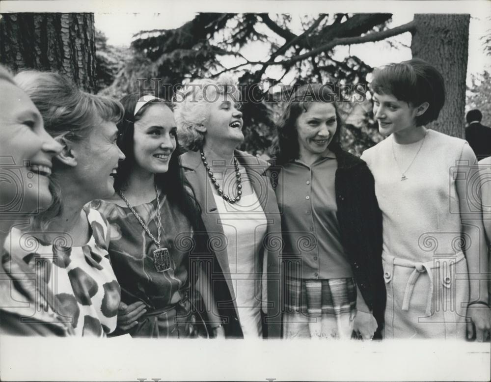 1965 Press Photo Bolshoi ballet in an English Country garden - Historic Images