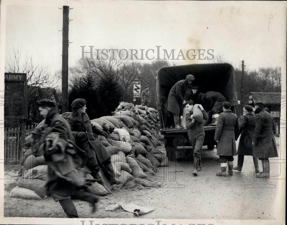 1953 Press Photo Aftermath of the Essex floods - Historic Images