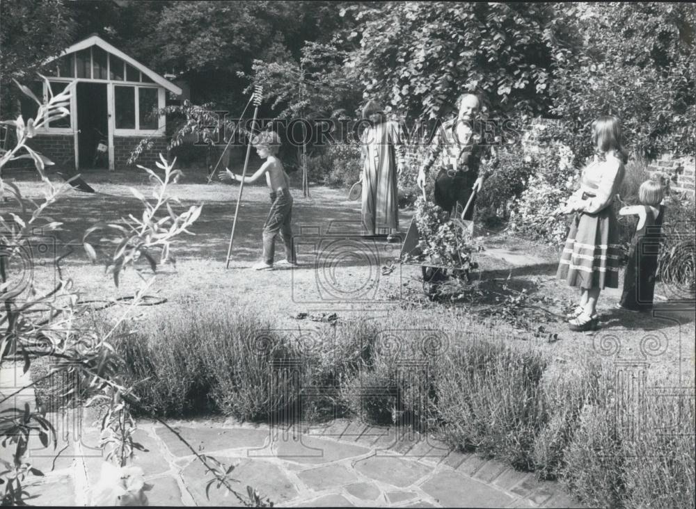 Press Photo The West family in the garden of their Wandsworth Common home - Historic Images