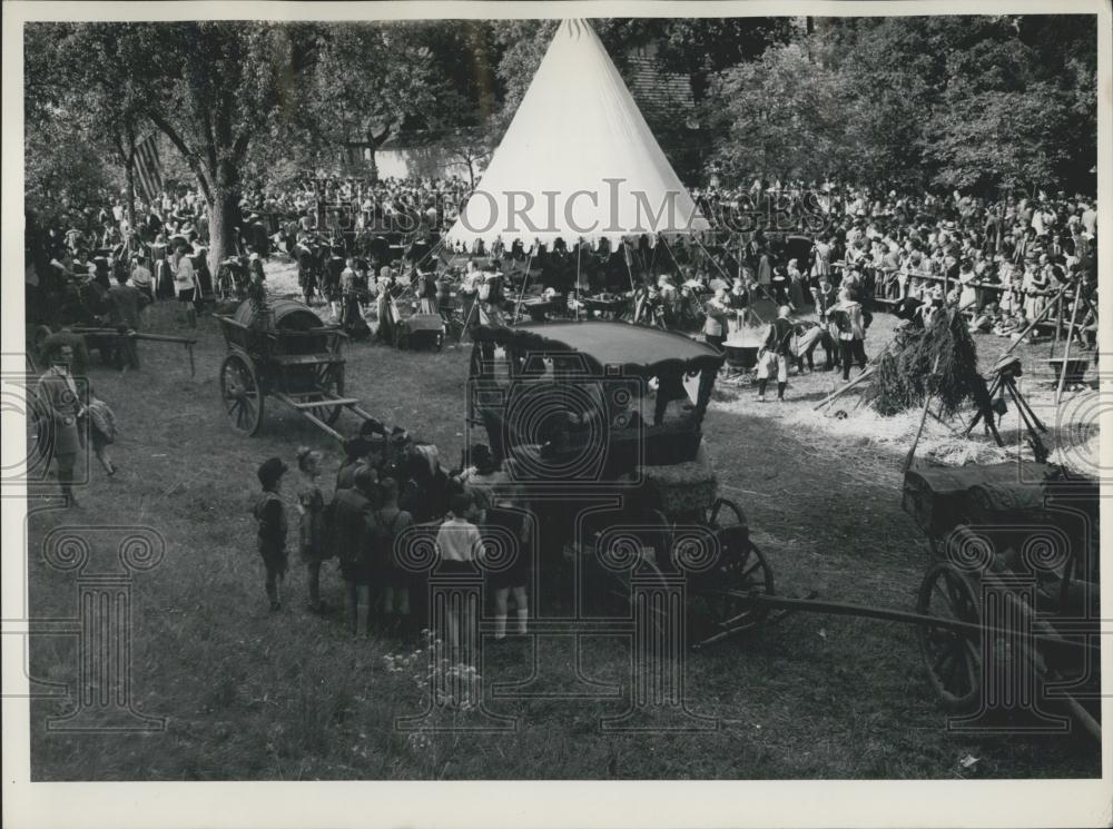Press Photo Imperial Troops Outside the Walls of the Town - Historic Images