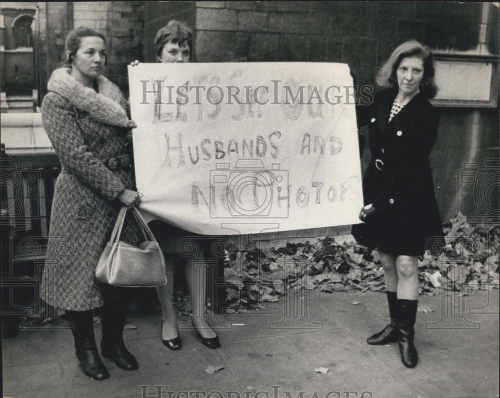 1969 Press Photo Parkhurst wives in protest - Historic Images