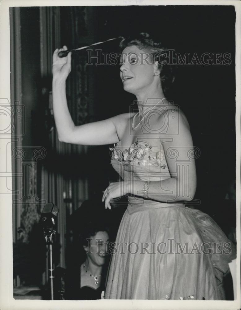 1953 Press Photo Anna Neagle conducts the &#39;orchestra&#39; at the Savoy hotel - Historic Images