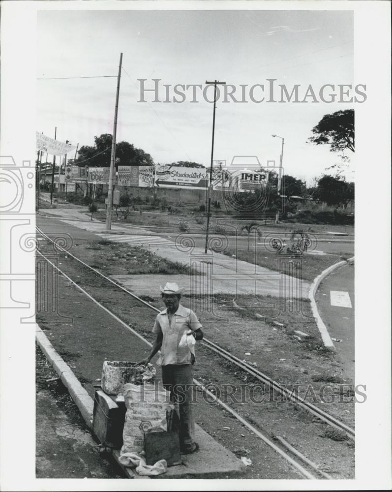 1987 Press Photo Man Standing Beside Railroad Tracks Manaqua Nicaragua - Historic Images