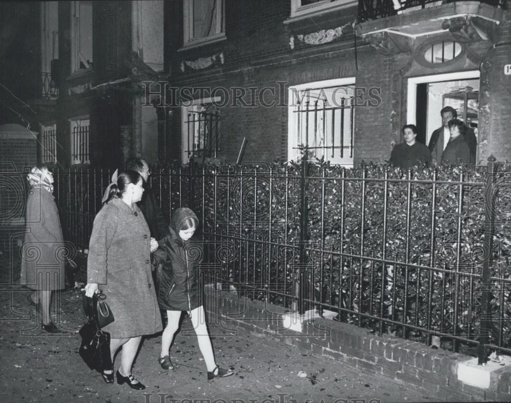 1971 Press Photo People Leaving Russian Trade-Representation After the Explosion - Historic Images