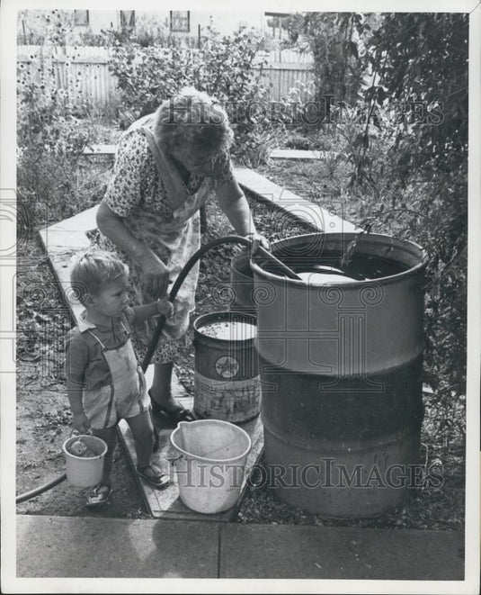 Press Photo Mrs EJ Dwyer, Raymond Colvin, Tullibigeal Water Train - Historic Images