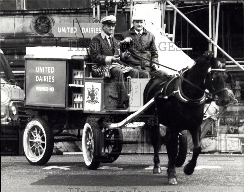 1980 Press Photo Milkman Tom Fuller on his way to the Science Museum South Kensi - Historic Images