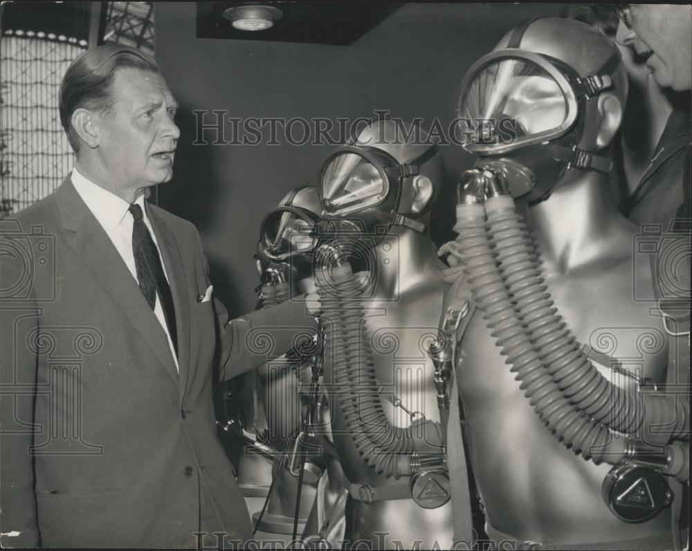 1965 Press Photo Right Honorable William Ross Looks At Travox 120 Breathing Gear - Historic Images